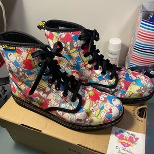 DR MARTENS- SANRIO- HELLO KITTY AND FRIENDS- SHOREDITCH CANVAS BOOT  New Sz 7